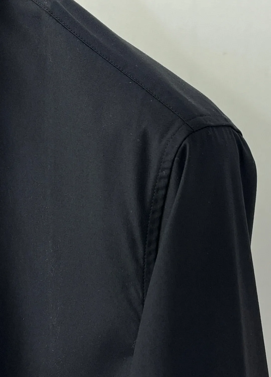 Ami Amy's early spring New Arrival high-tech pure cotton and bamboo fiber blended casual lapel shirt! Trading company channels are rare and available on the official website simultaneously! A classic iconic piece with excellent tailoring and unparalleled comfort, it is an indispensable shirt for spring, summer and autumn! A style that has always been popular, Classic will never go out of style! This shirt is customized by the customer. It is made of 50% cotton + 50% bamboo fiber. It is blended to create a silky high-tech cotton fabric. The ready-made garment is processed with a special process to maximize comfort and softness. It feels silky, soft and light, ensuring the comfort and breathability of the wearer. It can also be used as a sun protection garment in spring and summer! The shirt is an indispensable item in the modern casual wardrobe. With its loose gallery cut and lapel design, the upper body has the temperament of a shirt and the toughness of a big-name brand. In many clothing fields, quality control and style design have always been appropriate, making it a reassuring choice! Size: 39-43 (M-3XL) Color: Black White Size recommendation: Height 174-140 pounds, try on size 40! Boys' weight: Choose size 39 if you are under 135 pounds, choose size 40 if you are 138-145 pounds, choose size 41 if you are 145-155 pounds, choose size 42 if you are 155-165 pounds, choose size 43 if you are 165-185 pounds!
